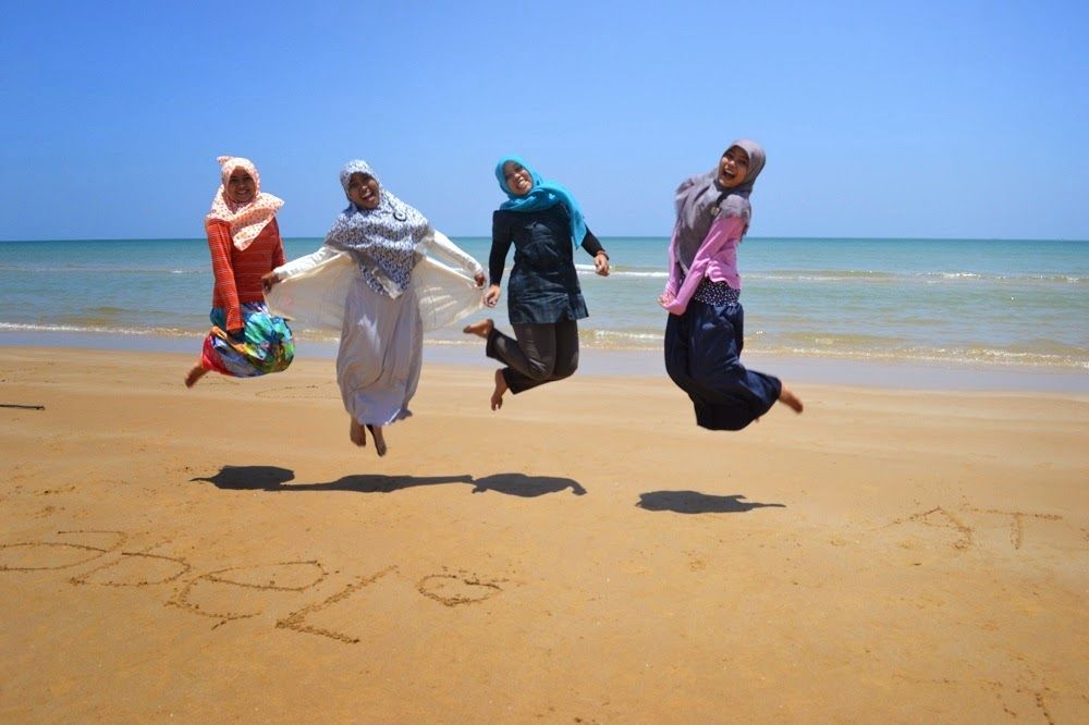 Cewek-Cewek Cantik di Pantai Lombang, Intip Mereka Yuk!!