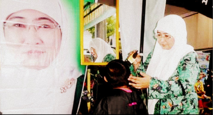 Sendra Batik Dewi Khalifah Tembus Luar Negeri Sendra Batik Dewi Khalifah Tembus Luar Negeri