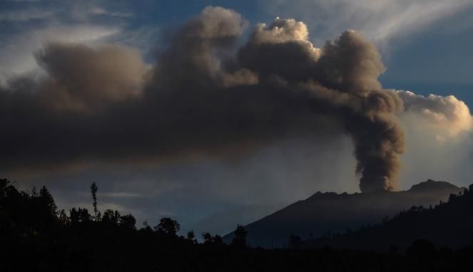 Imbas Gunung Raung, Bandara Trunojoyo ditutup