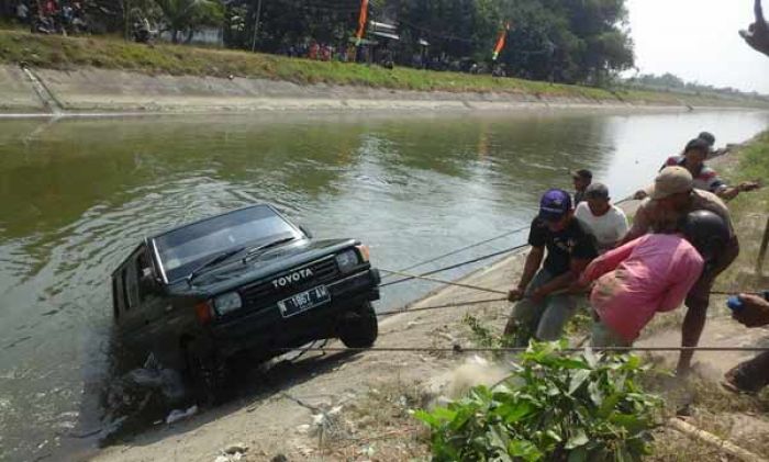 Mobil Kijang Nyungsep, Ternyata Ini Penyebabnya!