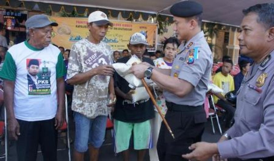 Polres Jember Bagikan Zakat ‘Lebaran’