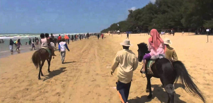 Serunya berkuda di pantai Lombang