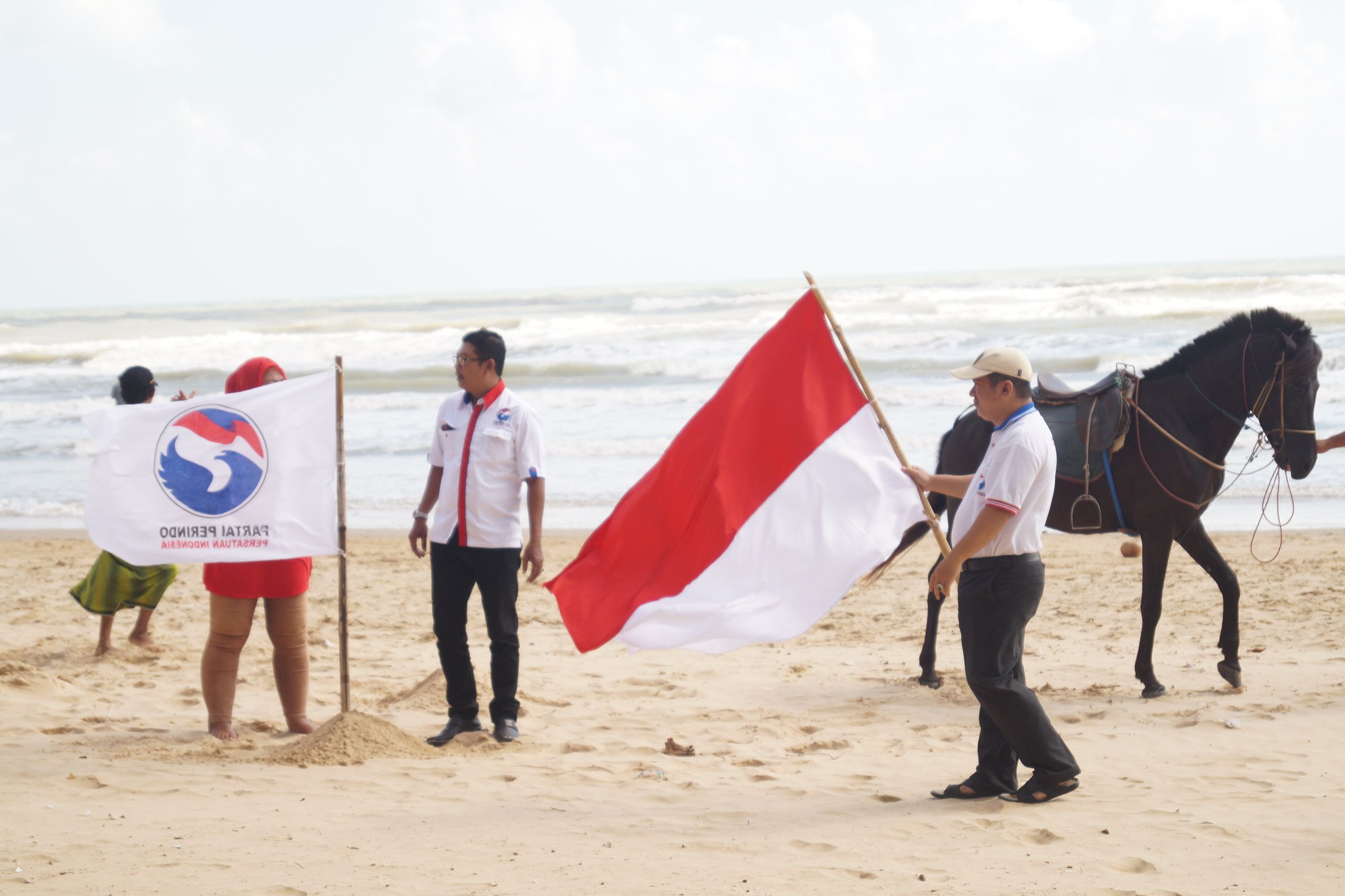 DPD Perindo Sumenep Kibar Bendera di Pantai Lombang