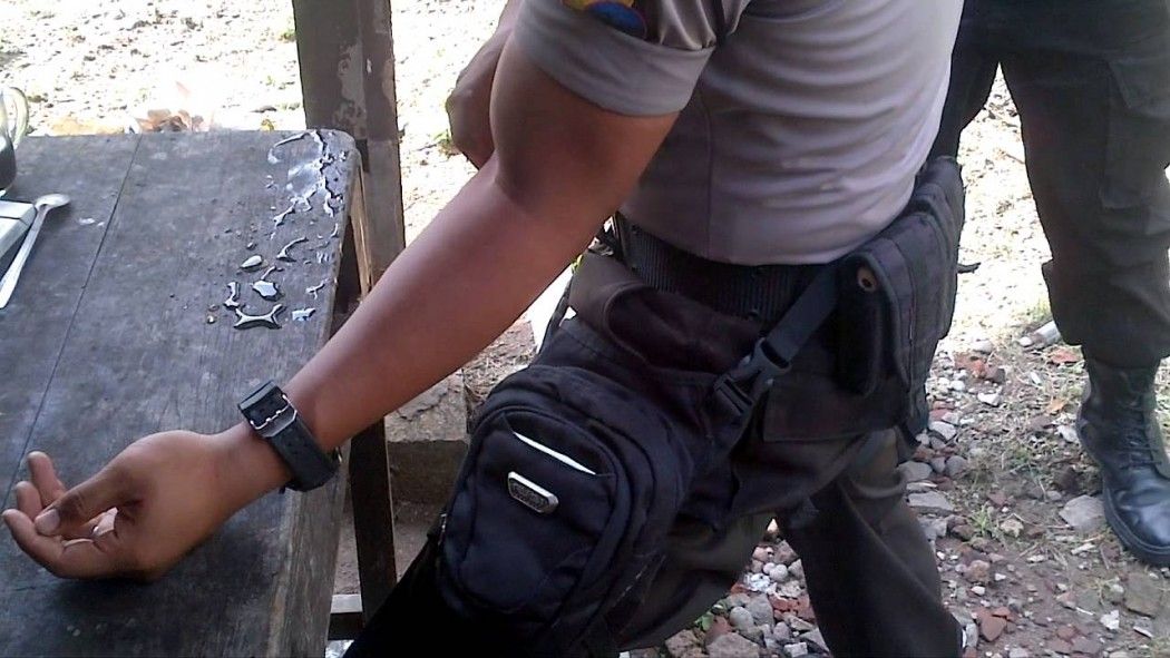 Video: Lengan Polisi Ini Patah Saat Adu Panco