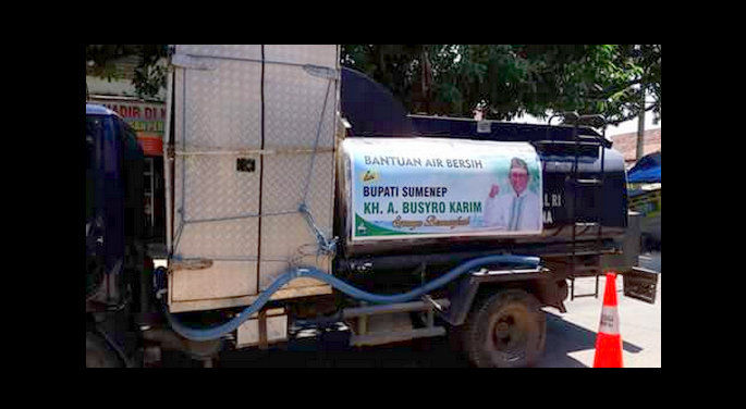 Pasang Spanduk di Truk Tangki Air, Bupati Busyro di Bully