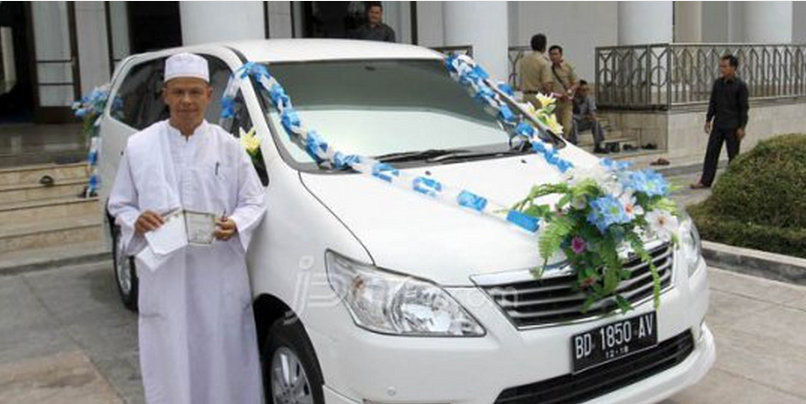 Rajin Shalat Berjamaah, Warga Bengkulu Dapat Innova dari Walikota