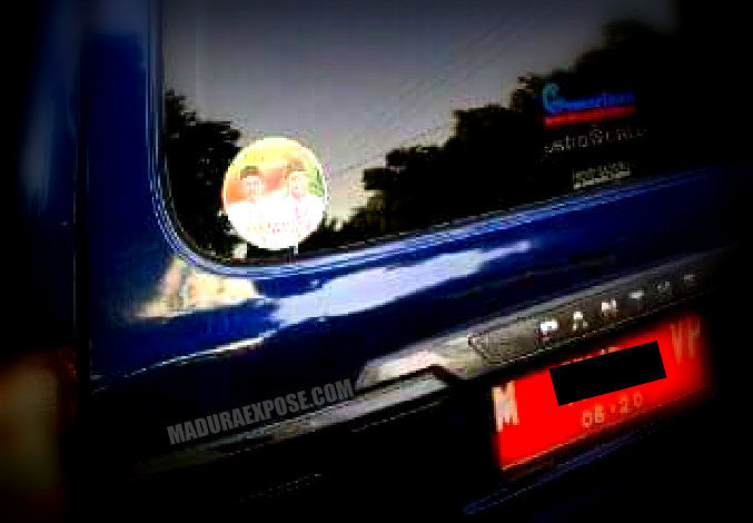 Cieee…Mobil Dinas Pajang Stiker Paslon Incumben