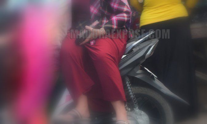 Awas Roknya Tante….