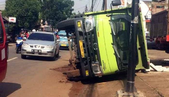 Truk Terbalik di Bekas Galian PLN
