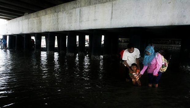 Wisata murah meriah di kolong Jembatan Suramadu