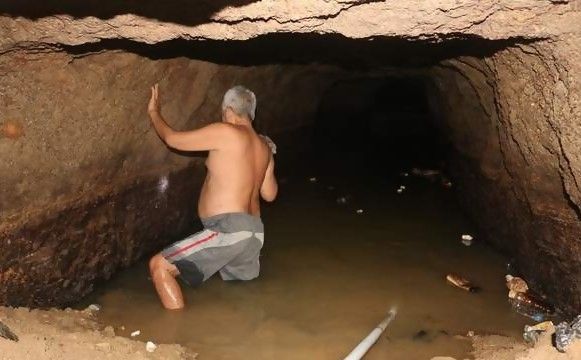 Kaget Kamar Ambles, Warga Ternyata Temukan Gua