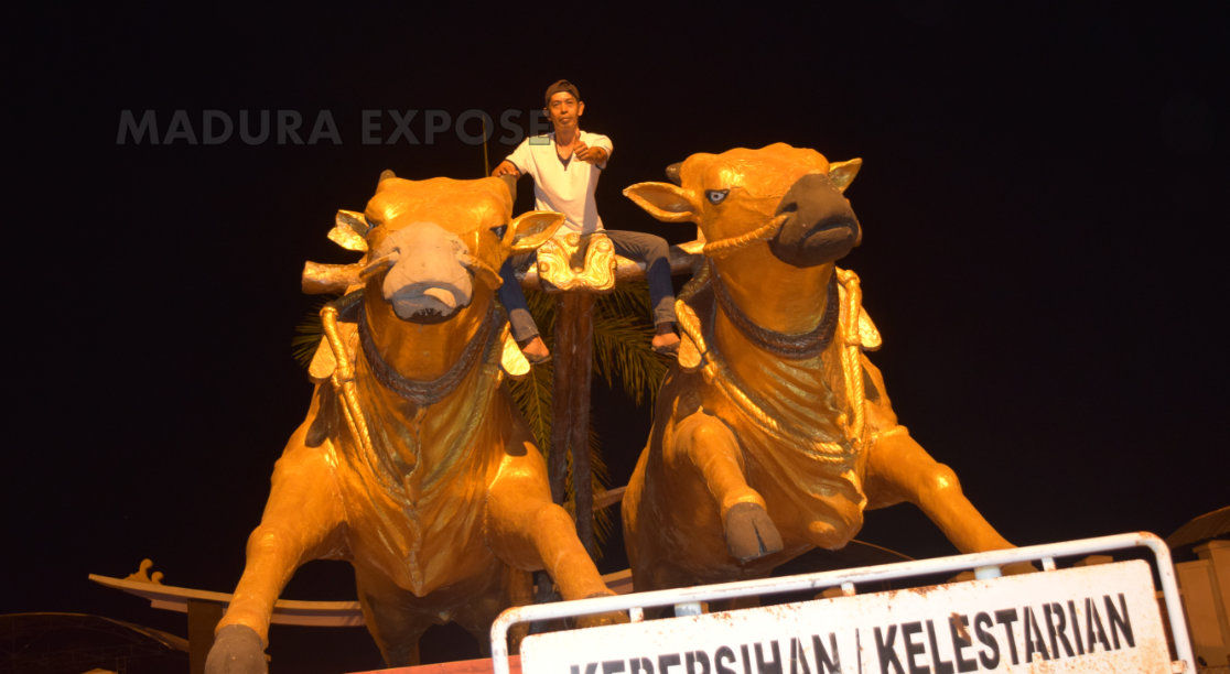 Patung Sapi Raksasa Depan Giling Sumenep