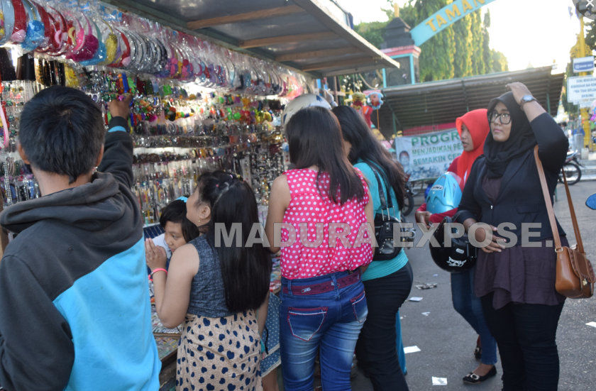 PKL Taman Bunga, Siapa Diuntungkan?