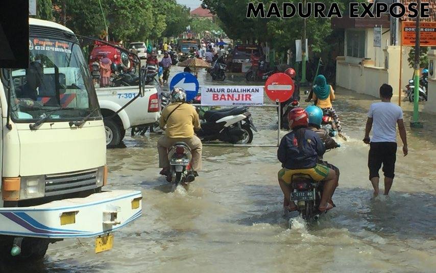 Diterjang Banjir, Pusat Pertokoan di Sampang Lumpuh Diterjang Banjir, Pusat Pertokoan di Sampang Lumpuh