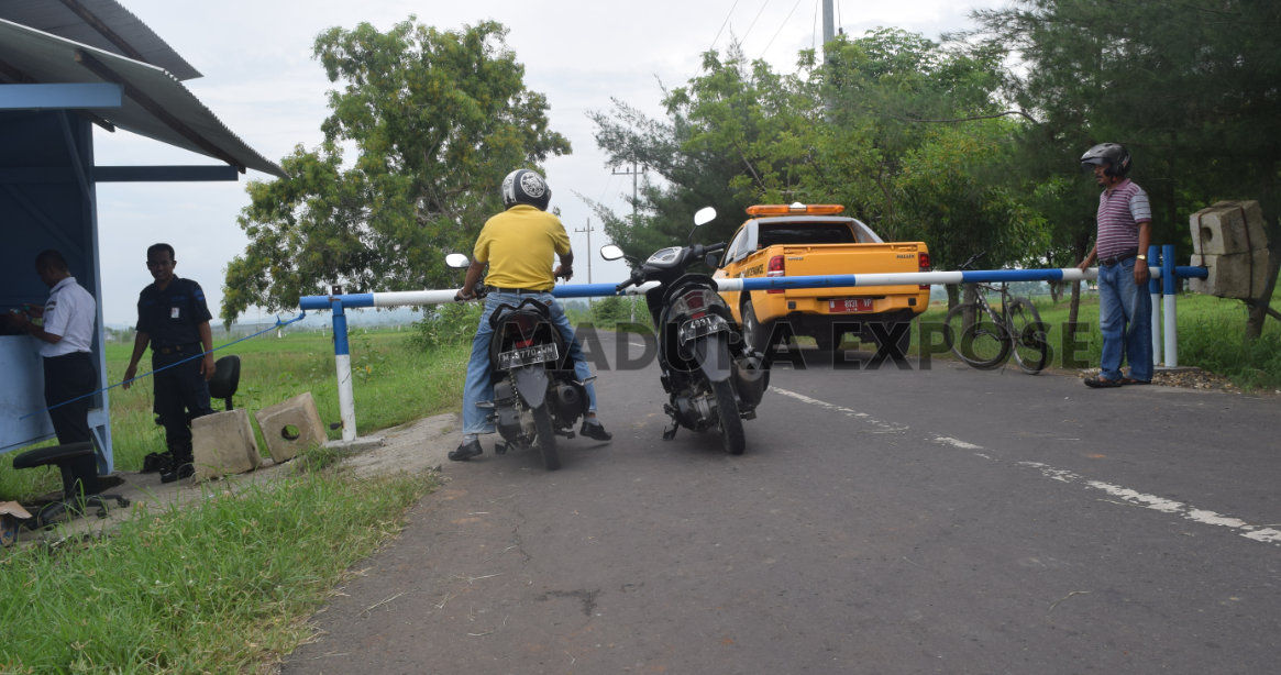 Jalan Umum di kawasan Bandara Trunojoyo Ditutup paksa
