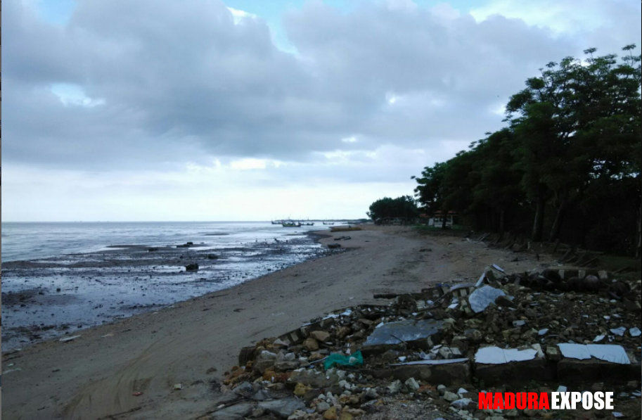 TAK TERAWAT, PANTAI JUMIANG TERLIHAT SEMRAUT DAN TAK ELOK DIPANDANG/MADURA EXPOSE