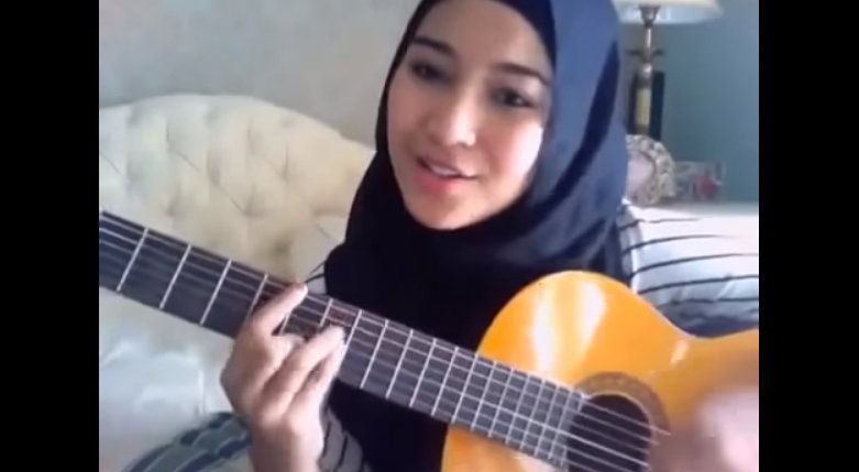 Gadis Cantik Berjilbab ini  Nyanyi sambil petik guitar sendiri