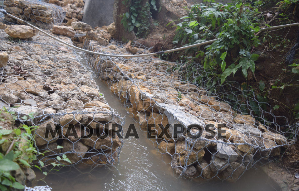 Plengsengan sungai di Desa Karang Sokon ini mendapat protes warga karena menghambat saluran irigasi pertanian. Foto: Ferry Arbania/Maduraexpose.com