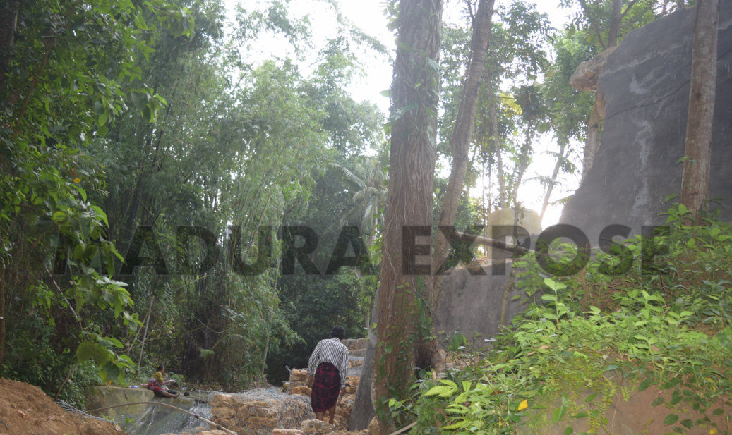 Tergerus Longsor, Madrasah Karang Sokon Nyaris Amblas Masuk Sungai