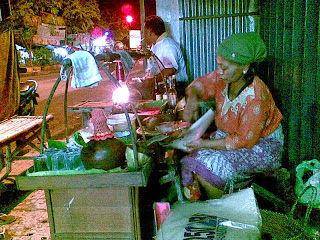Nikmatnya Lontong Tahu Bu Sumini
