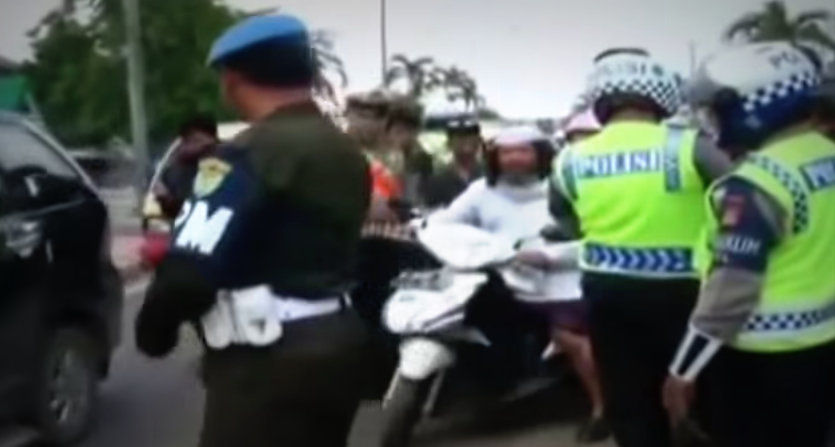 Video: Pria Bersorban Ini Marahi Polisi Lantas