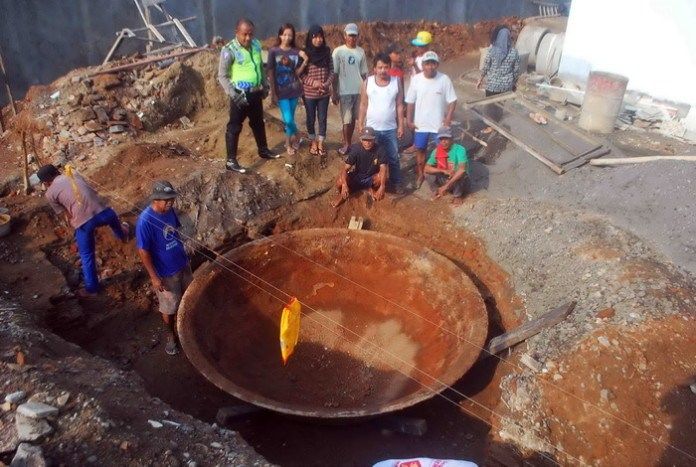 Wajan Raksasa Ditemukan Warga di Bawah Tanah