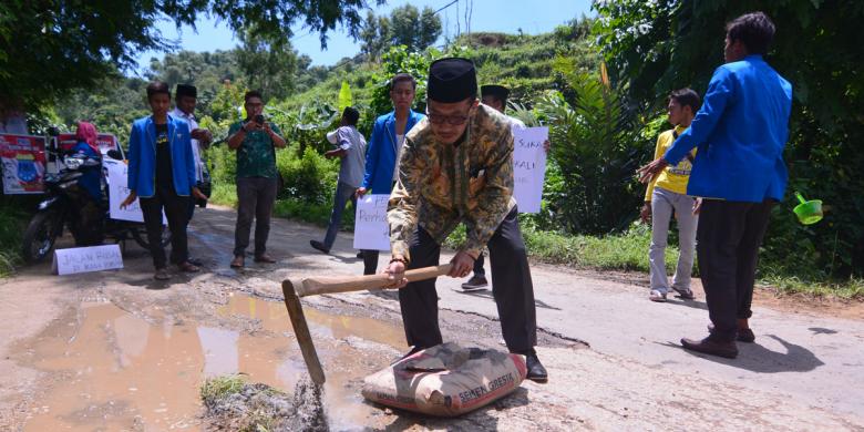Kisah Mantan Bupati Pamekasan Pegang Cangkul