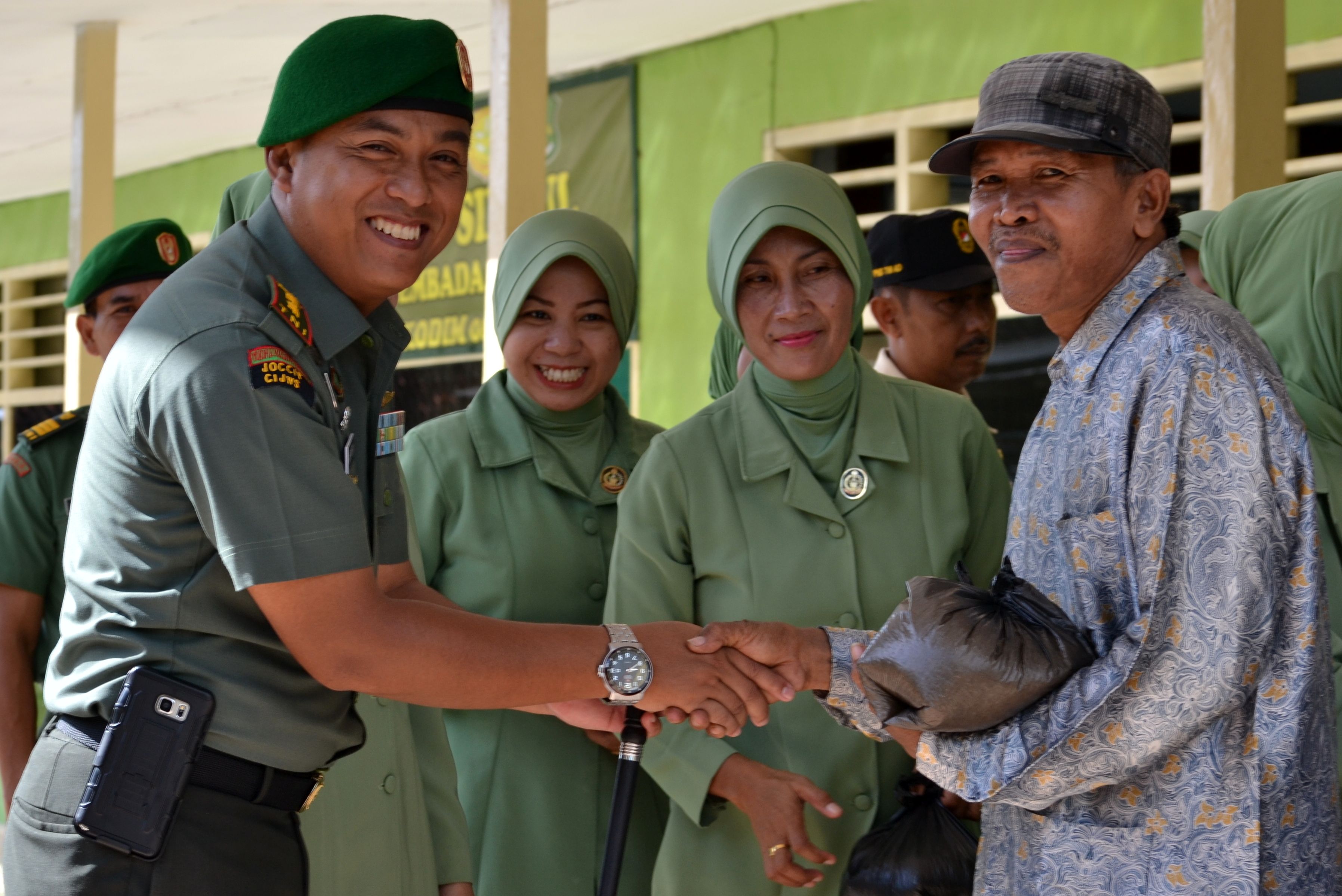 Serunya Pembagian Zakat di Halaman Makodim 0827 Sumenep