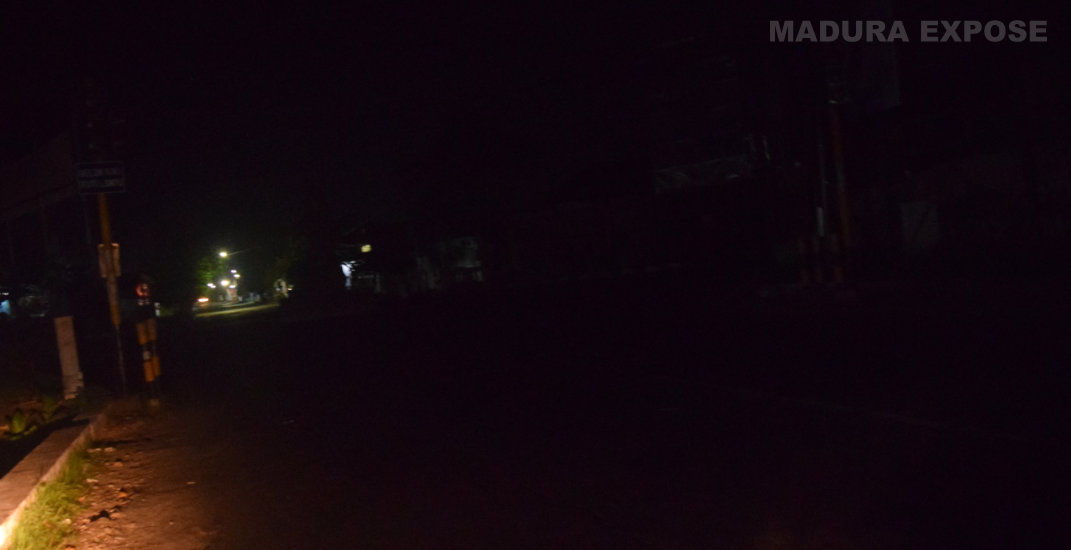 Awas Berbahaya, Perempatan Menuju Lapangan Giling Gelap Gulita