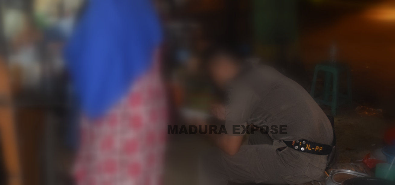 Bukannya Merelokasi, Anggota Satpol PP Ini Malah Makan di PKL
