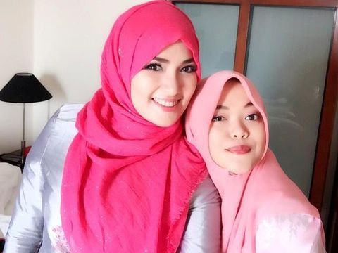 Mantapnya Gaya Hijab Feminin Istri Bupati Sumenep