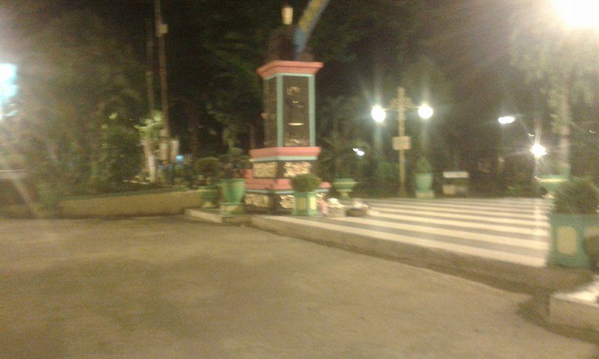 Aneh, Ada Pedagang Bebas Berjualan di Taman Adipura