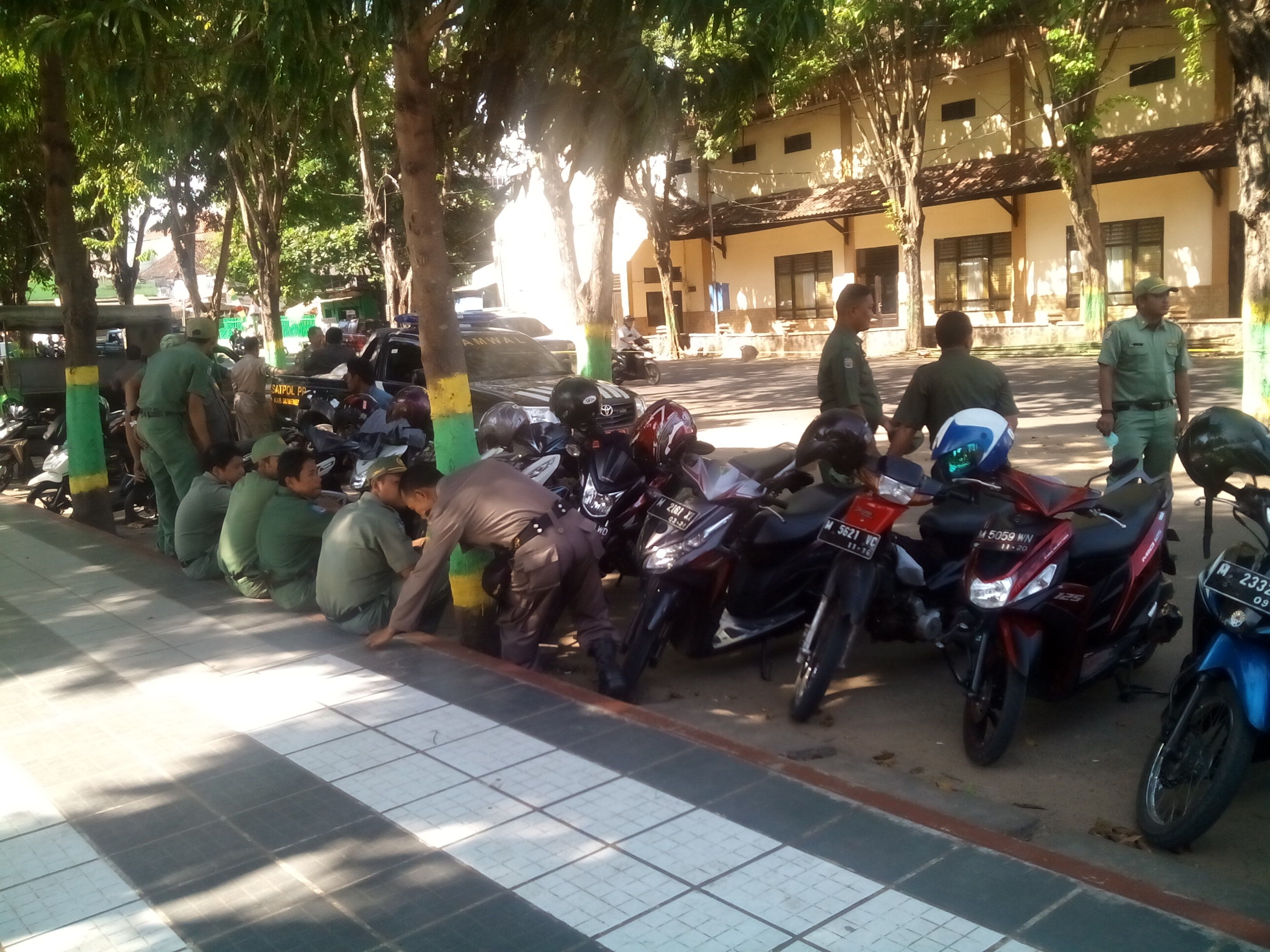 Breaking News:  Taman Bunga Dipagar Betis Petugas, PKL Tak Gentar