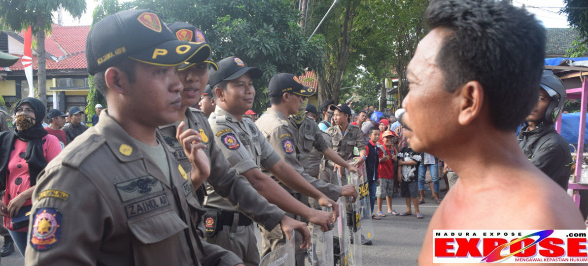 Pasukan Satpol PP dipukul Mundur Ratusan PKL