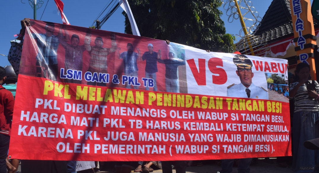Bawa Poster Ratusan PKL Kecam Wabup Fauzi