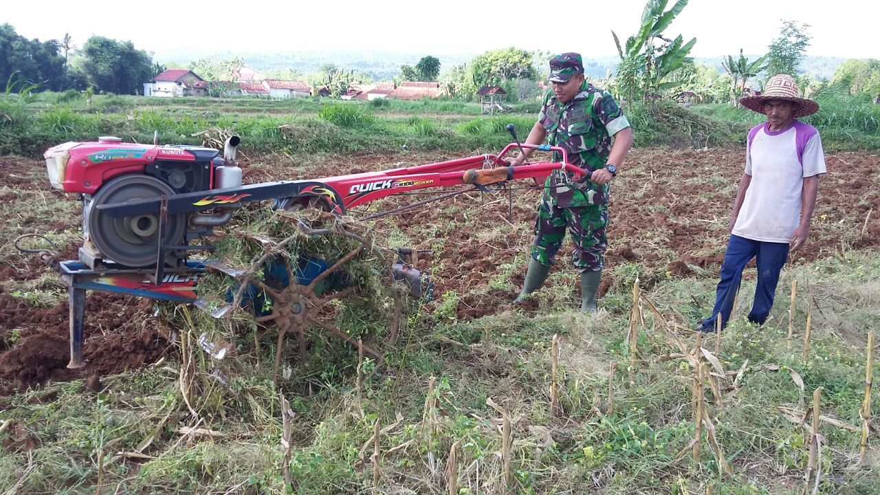 Babinsa Telaga Lakukan Komsos di Wilayah Koramil Ganding