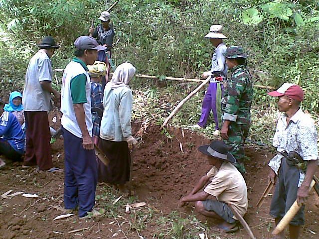 Bangun Saluran Air, Koramil Saronggi Berbaur Dengan Warga