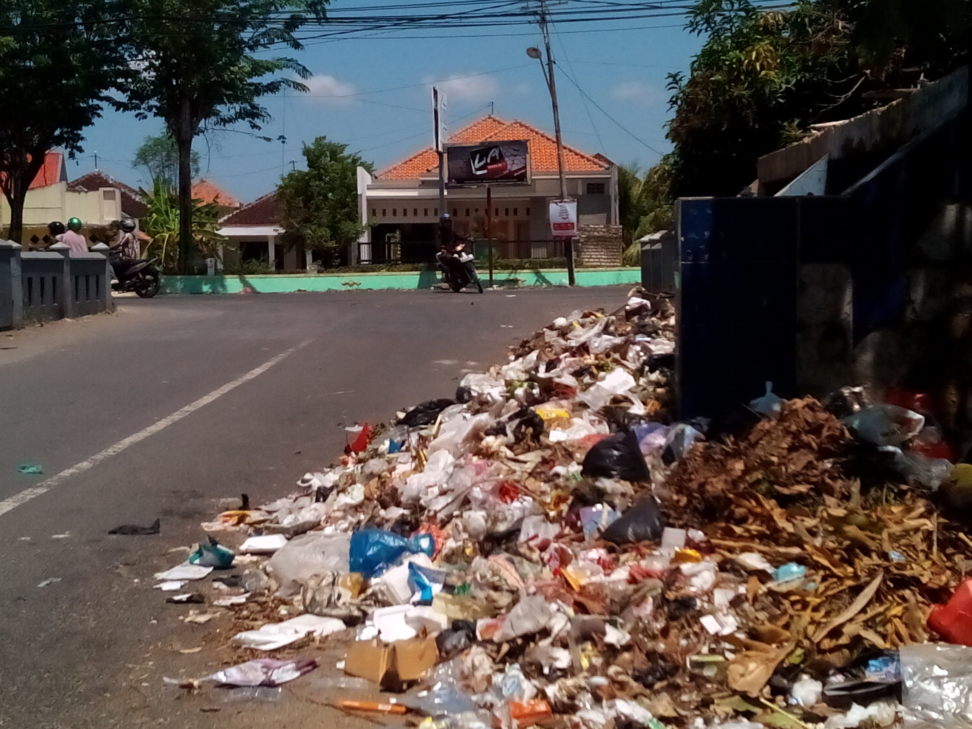 Sampah Peninggalan Gus Wahid Mengganggu Warga Pangaran