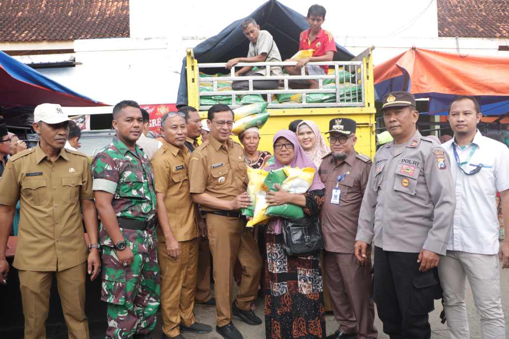 Pj Bupati Pamekasan Bagikan 8 Ton Beras Murah kepada Warga