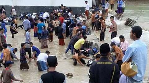 InPicture: Ratusan Kendaraan Tertimbun di INSTIKA Putri