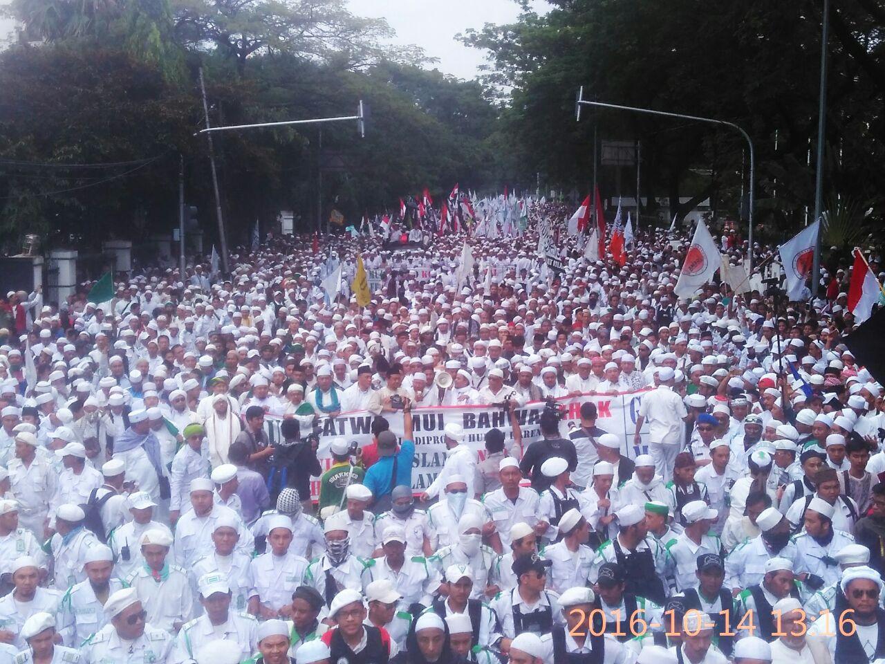 Buntut Kasus Ahok, Ratusan Ribu Umat Islam Kepung  Bareskrim Mabes Polri