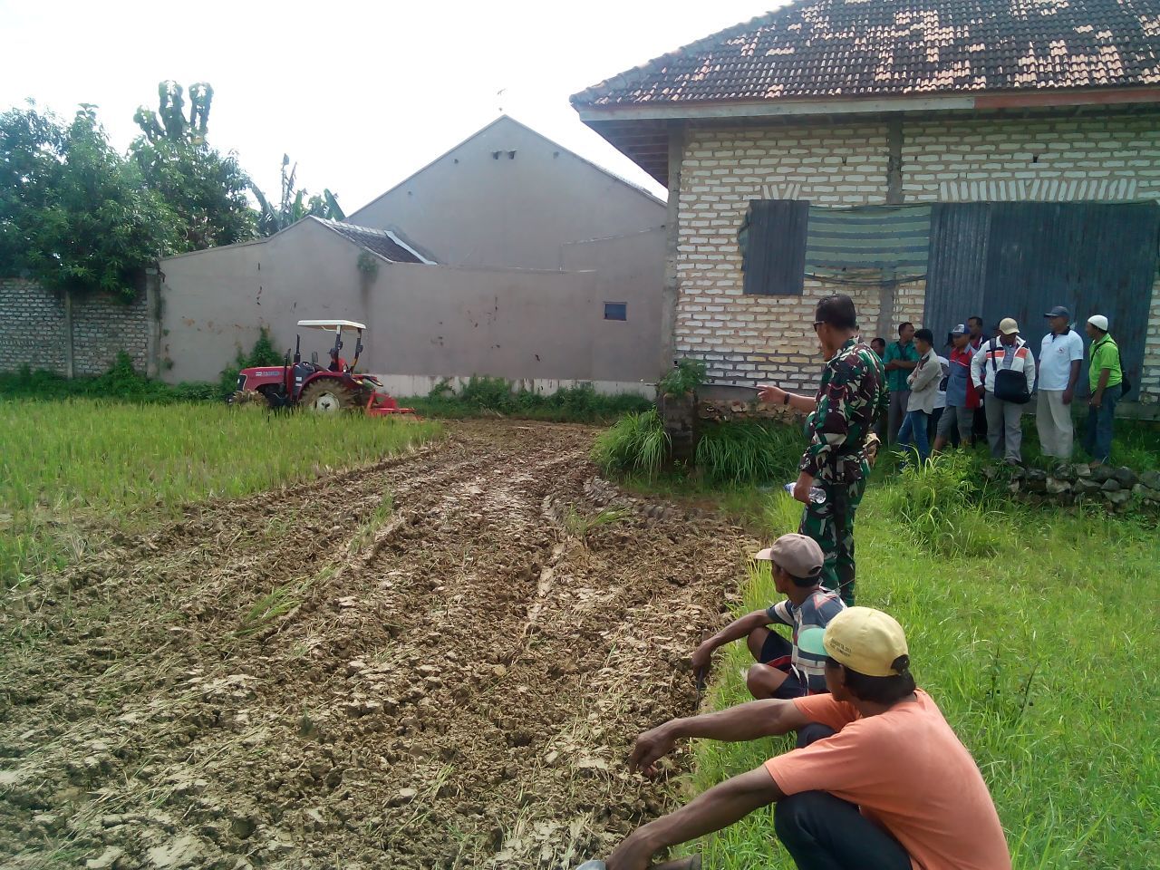 Danramil  Kota Dampingi Penyerahan Bantuan Alsintan Desa Babbalan
