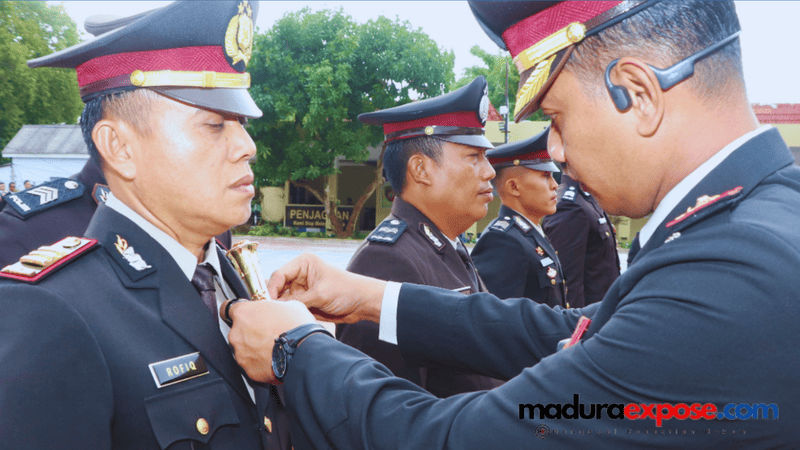 Dedikasi Tanpa Cacat: Kapolres Sumenep Anugerahkan Satyalancana Pengabdian bagi Personel Teladan