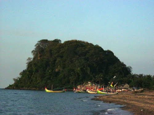 Benarkah Gua Pecaron Situbondo Tembus ke Madura?