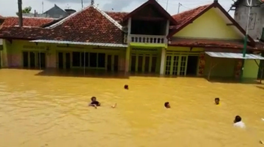 Banjir Sampang Kembali Porak Poranda Perekonomian Warga