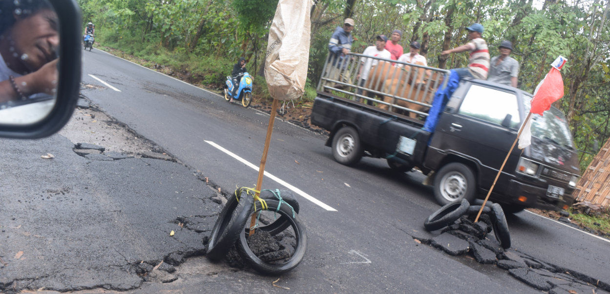 Waspada, Ada Aspal Terkelupas di Jalan Raya Lenteng Sumenep
