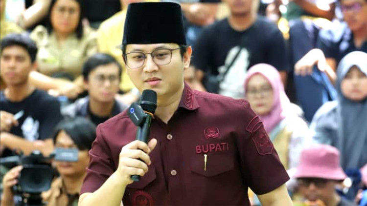 Bupati Arifin “Reset” Mindset ASN Trenggalek: Ajak Kritik Diri Melalui Gagasan Dandhy Laksono dkk