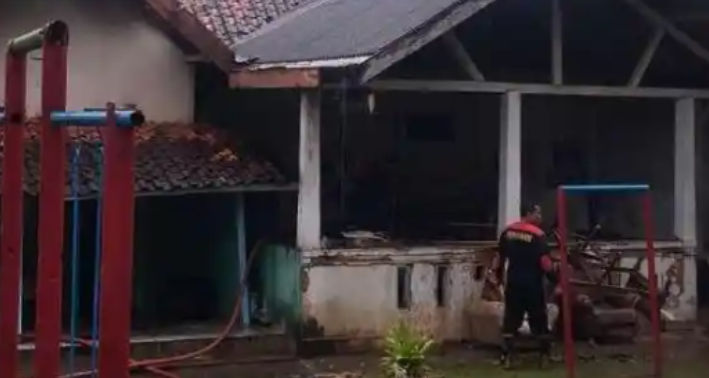 Aksi Heroik Damkar Sumenep: Respons Cepat 1 Menit Selamatkan TK Wijaya Kusuma dari Amukan Jago Merah