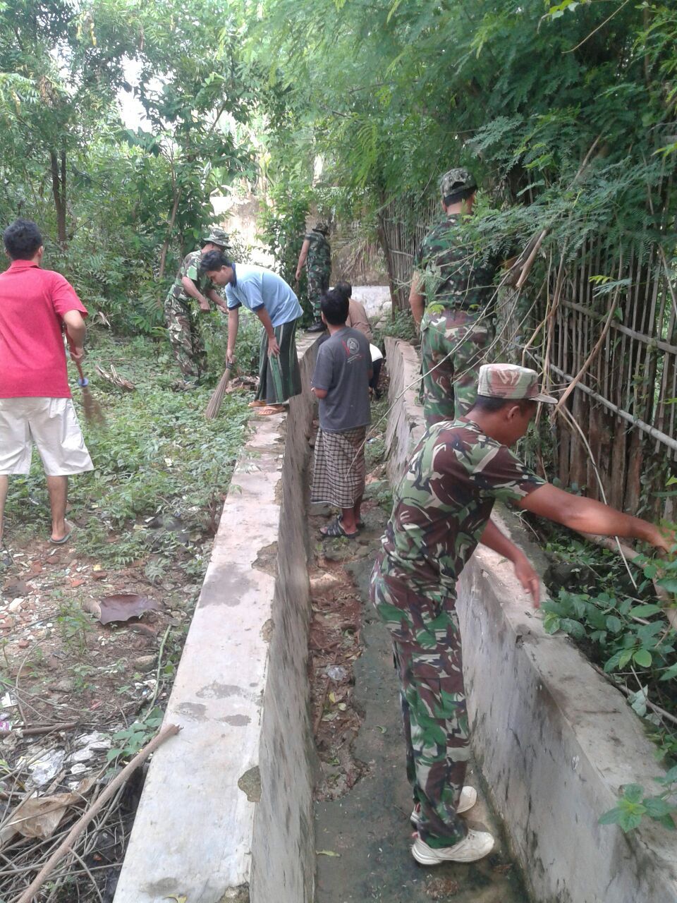 Antisipasi Banjir, Koramil Raas Bersihkan Saluran air Desa Brakas Antisipasi Banjir, Koramil Raas Bersihkan Saluran air Desa Brakas