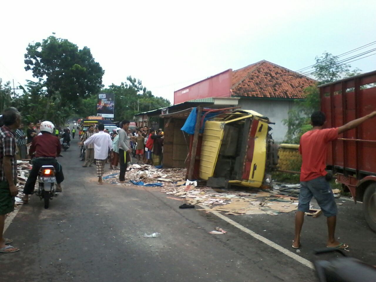Truk  Bermuatan Keramik  Mengalami Kecelakaan Tunggal